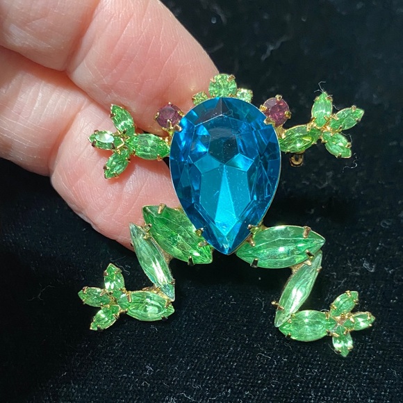 Colorful vintage Frog Brooch with Blue and Green crystals - Picture 4 of 10